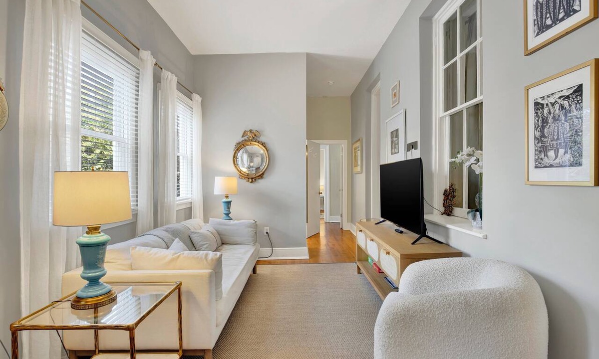 Historic Downtown Savannah Apartment | Escape to Hideaway on Jones | Heated Pool Access