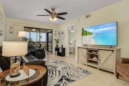 South Island Apartment | Estero Cove 523 - Beautifully Updated! condo