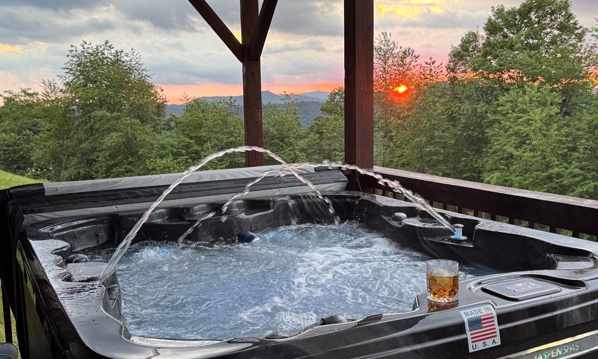 Wolf Laurel Cabin | Fall Mountain Cabin | Hot Tub + Views | Sleeps 10