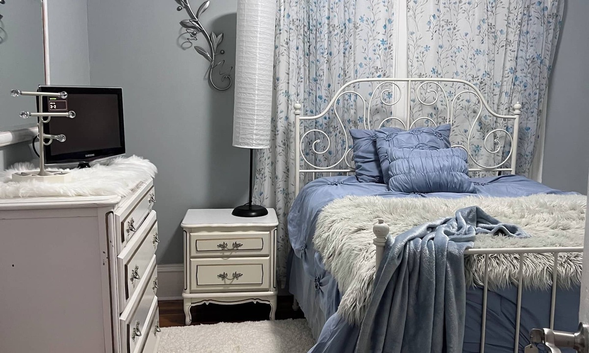 East Hartford Apartment | Fantastic 3-bedroom apartment with AC in East Hartford