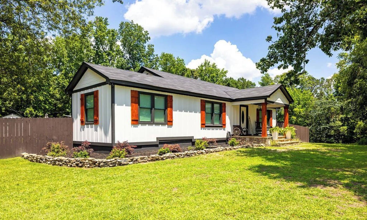 Fortson House | Farmhouse style w/a pool & hot tub