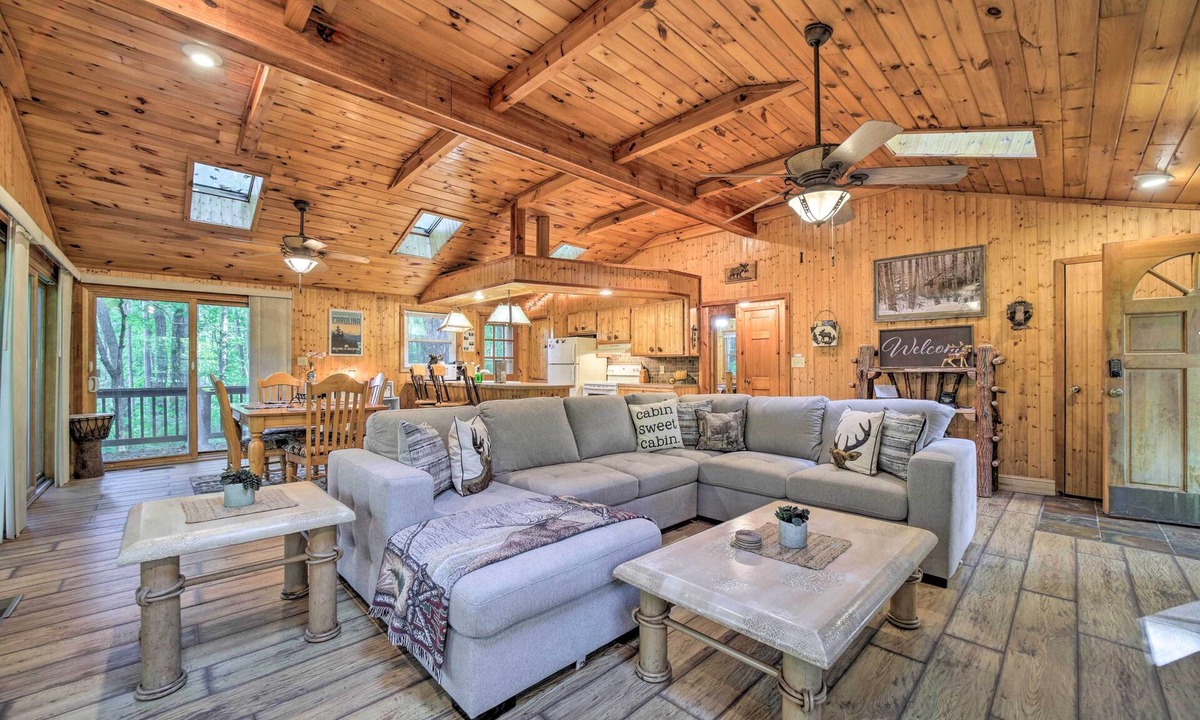 Lake Toxaway Cabin | Fire Pit & Grill: Cozy Cabin in Lake Toxaway!