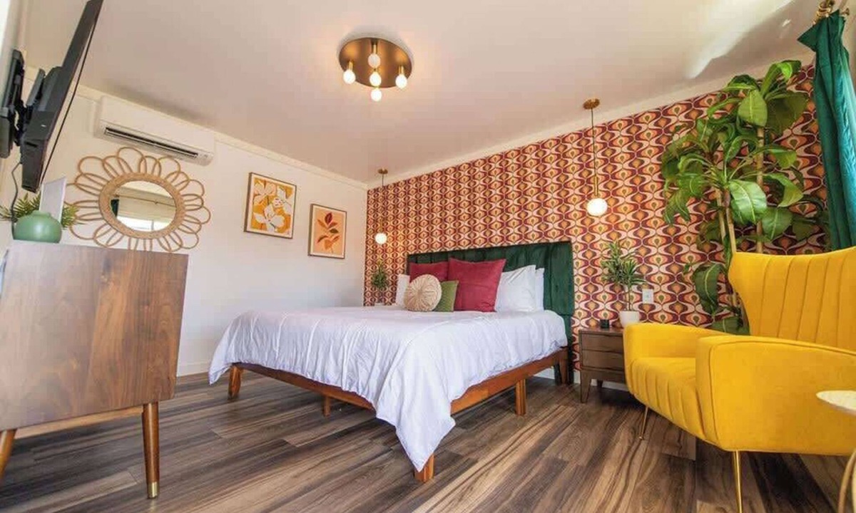 Trenton Hotel | Flower Child Room - Retro Motel Near Chattanooga