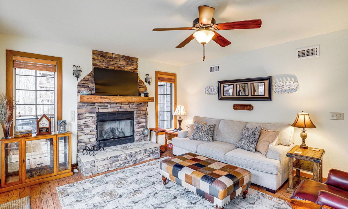Mountain Air Condo | Forest-View Balcony & Trail Access! Burnsville Gem