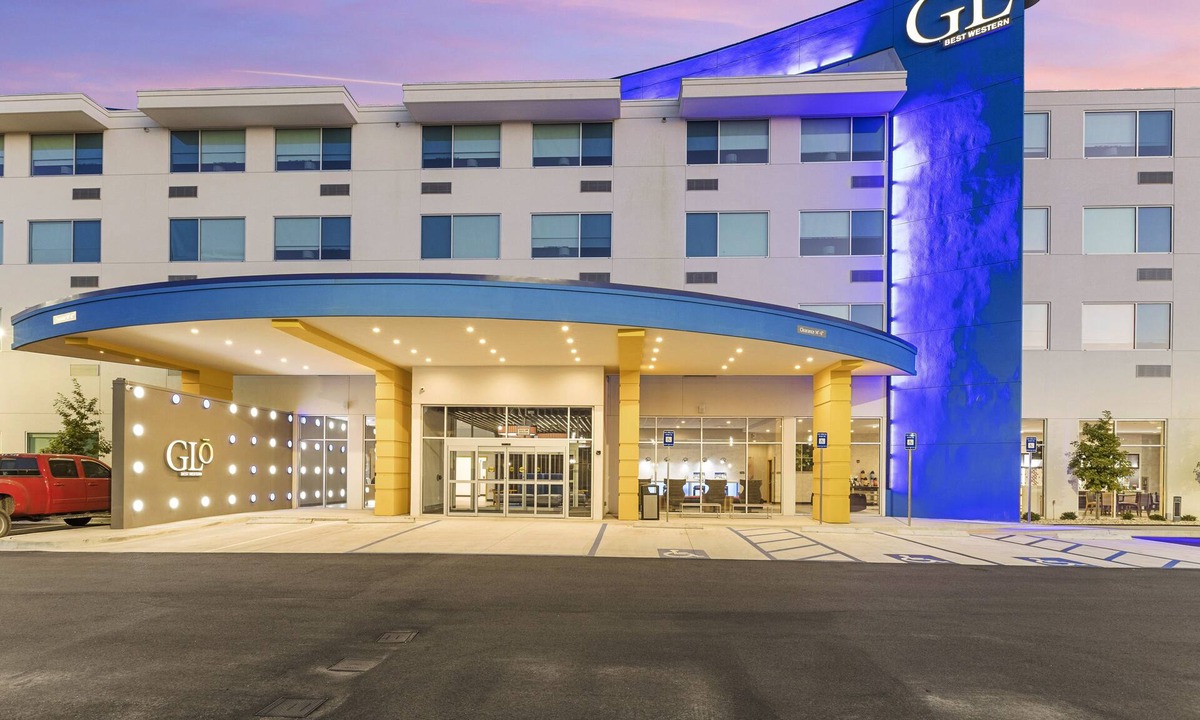 Savannah Hotel | GLō Best Western Savannah-Gateway I-95