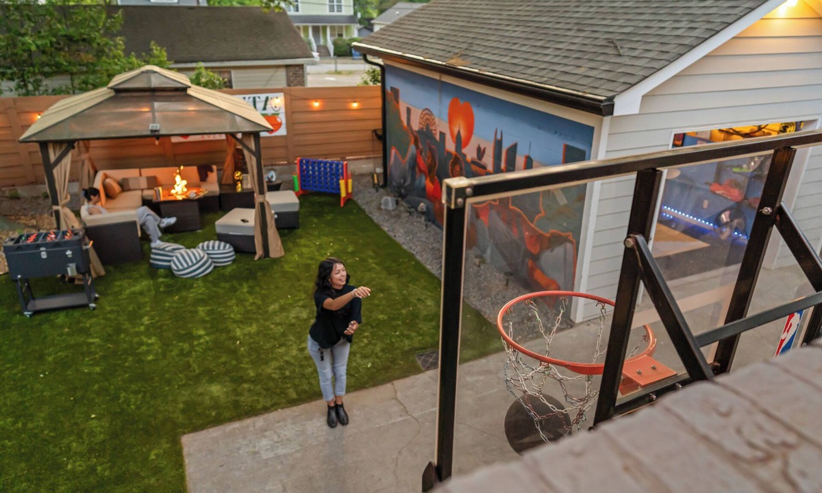 Pittsburgh House | Golf, Arcades, Projectors, Bikes, Themed Murals - DT ATL