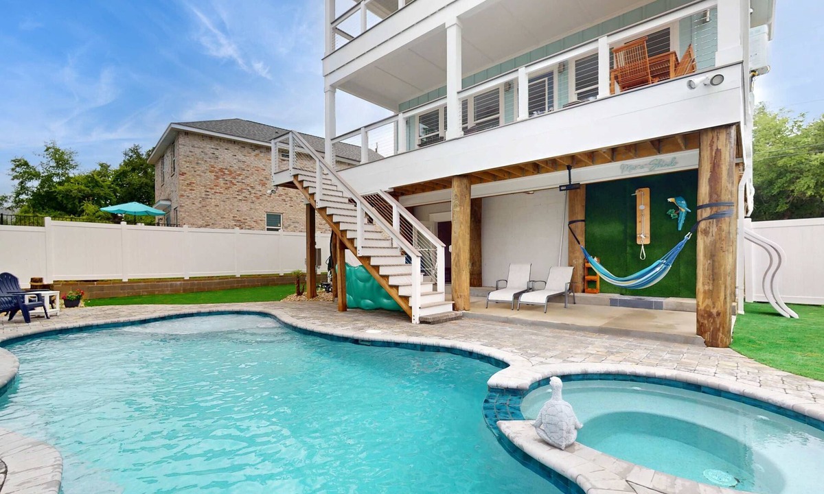 Oak Court House | Gorgeous coastal home with private pool and close to beach and golf privileges