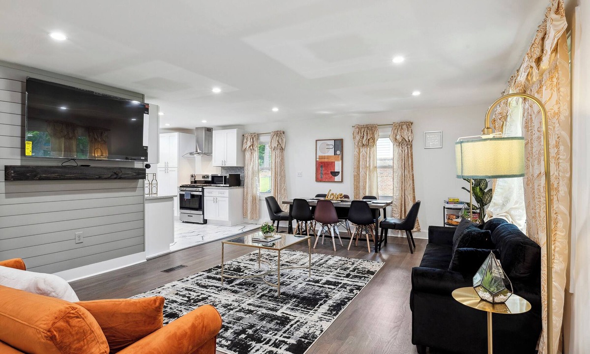 East Point House | Grand Five-Bedroom Retreat Close to the Airport