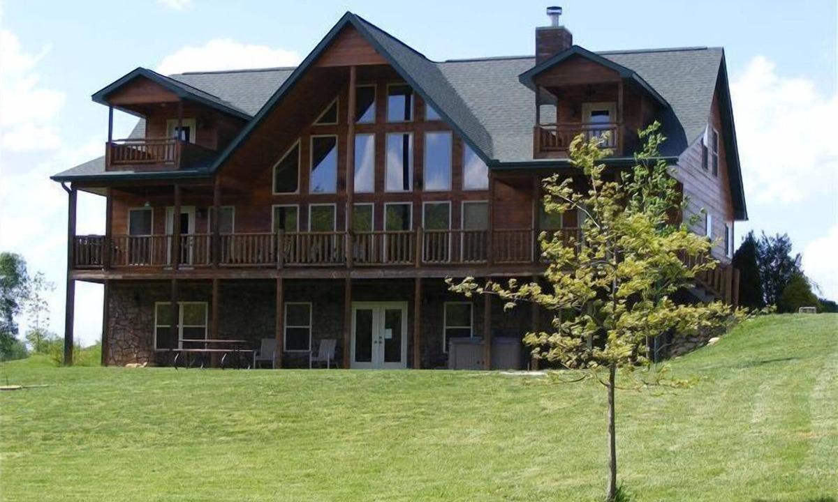 Sevierville Cabin | Great BIG CABIN! PRICE CUT & READY TO GO. CLOSE TO DOLLYWOOD & THE ISLAND.