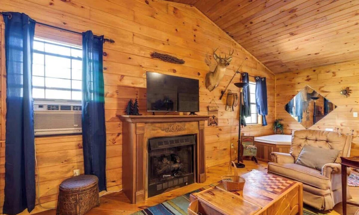 Rocky Grove Cabin | Group Getaway 2 Cozy Cabins for 9
