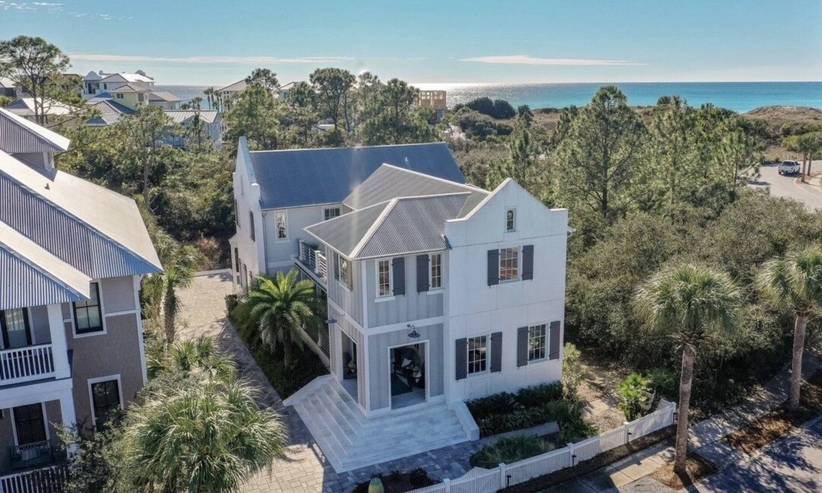 Sunnyside House | Guest House: High End Open-Concept Design, 3 King Bedrooms, Near Walkover #1