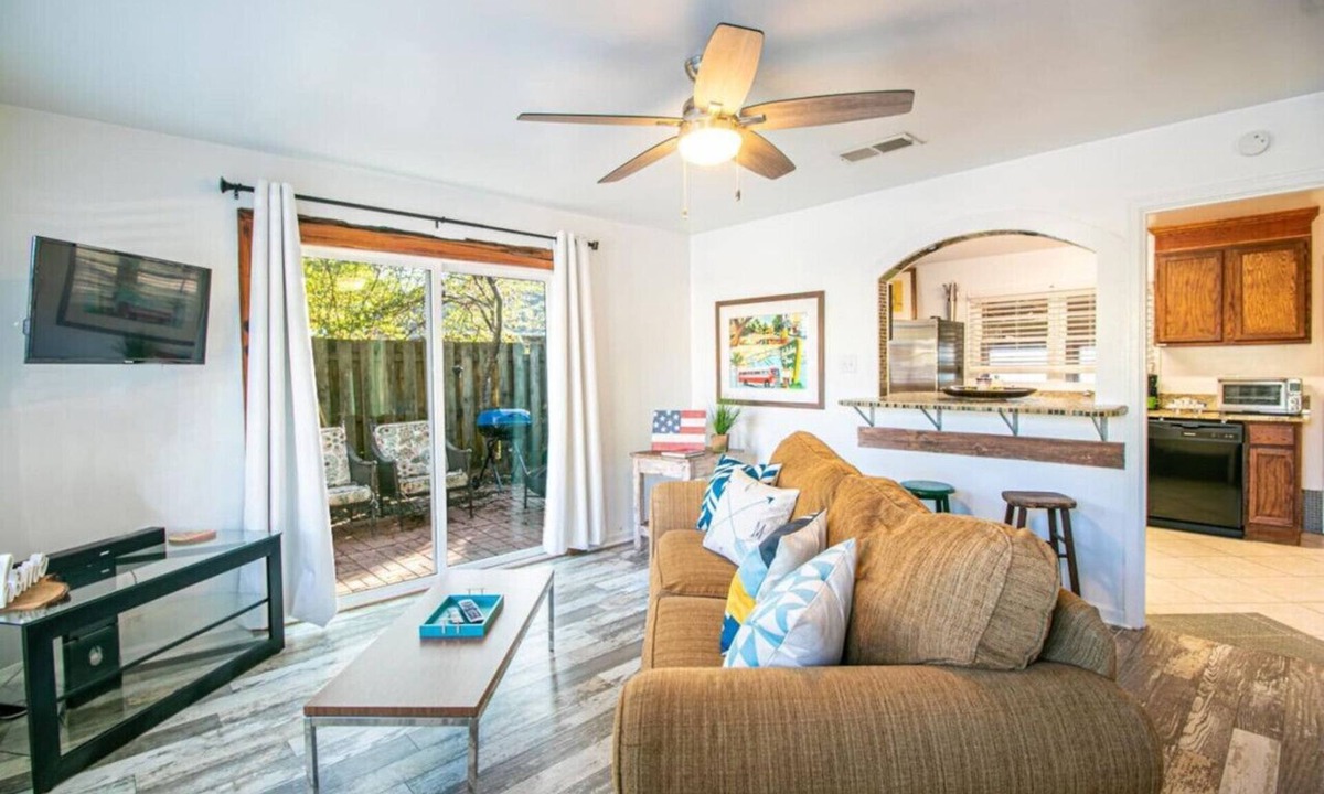 Gulfport Cottage | Gulfport Cottage 1 Mile From Beach! pet friendly