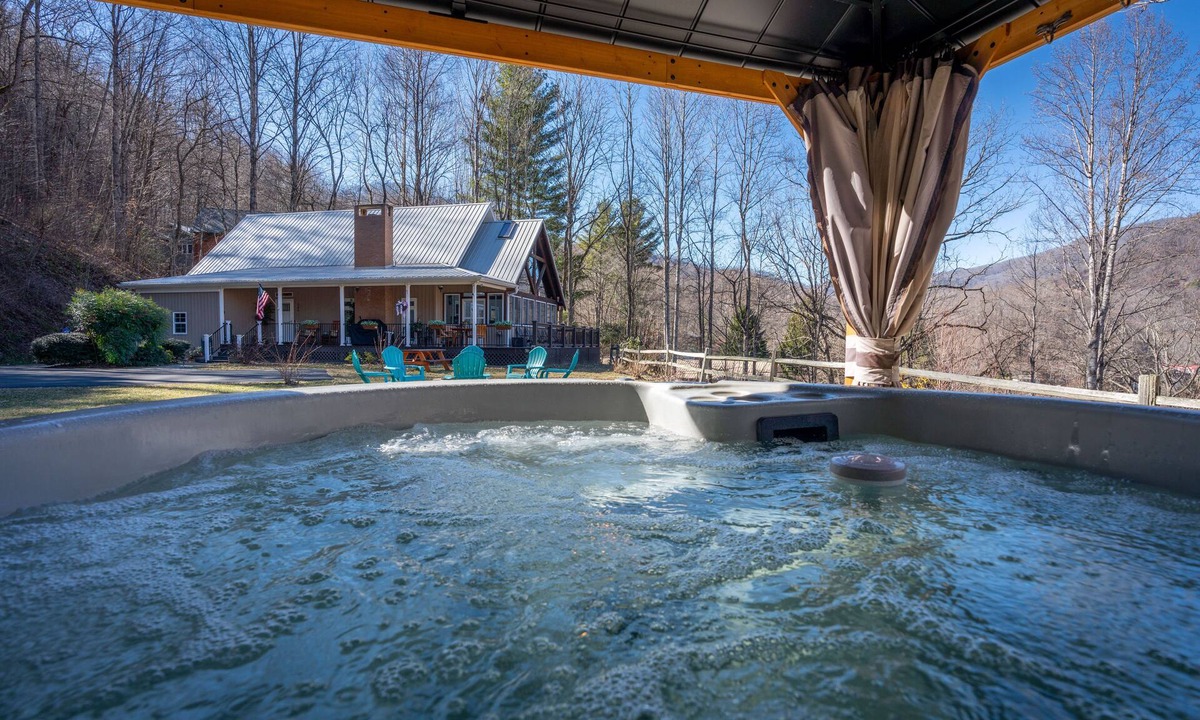 Maggie Valley Cabin | Halfback Ridge -Hot Tub-Magnificent Views-Motorcycle & Pet-Friendly-Fenced Yard