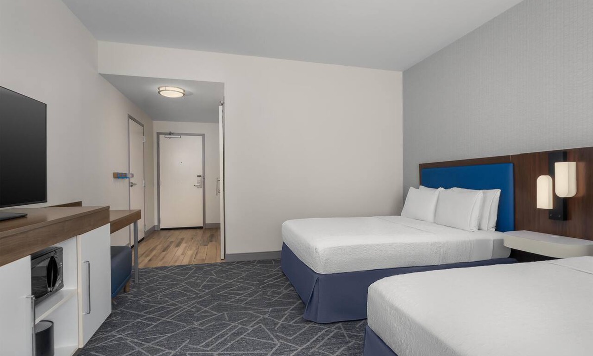 Baltimore Hotel | Hampton Inn Baltimore Bayview Campus
