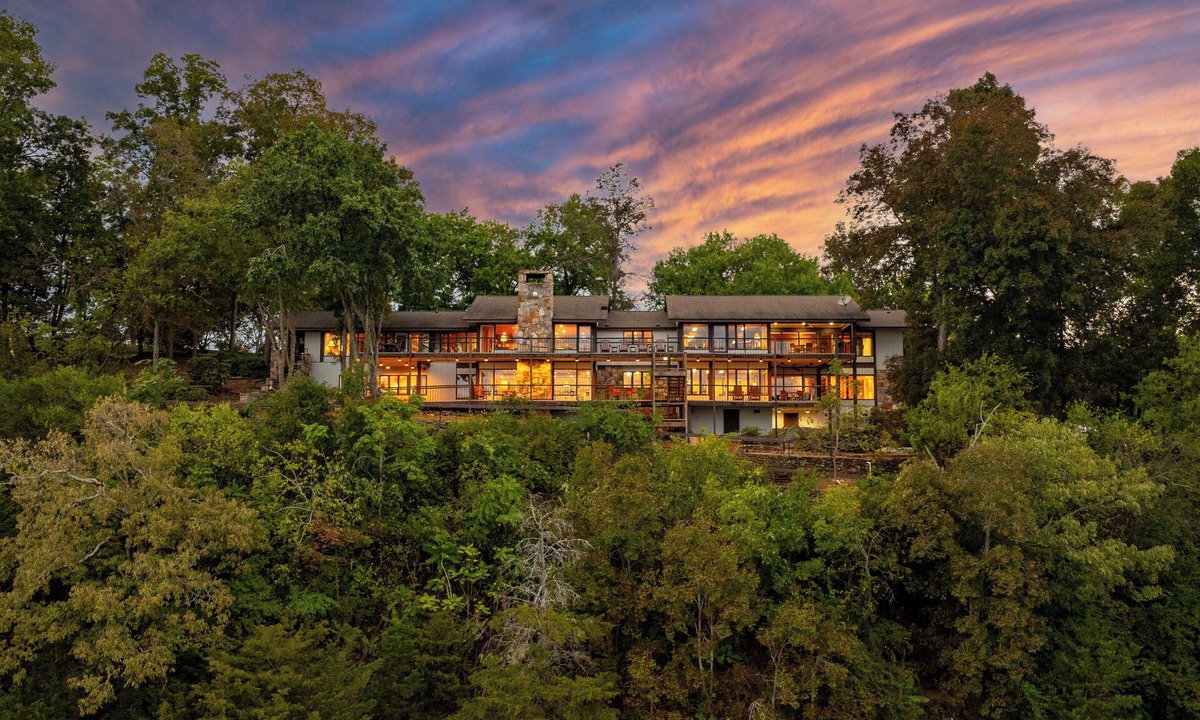 Dandridge House | Hatties Lake Retreat: Beautiful Lakeside Retreat in Dandridge Tennessee.