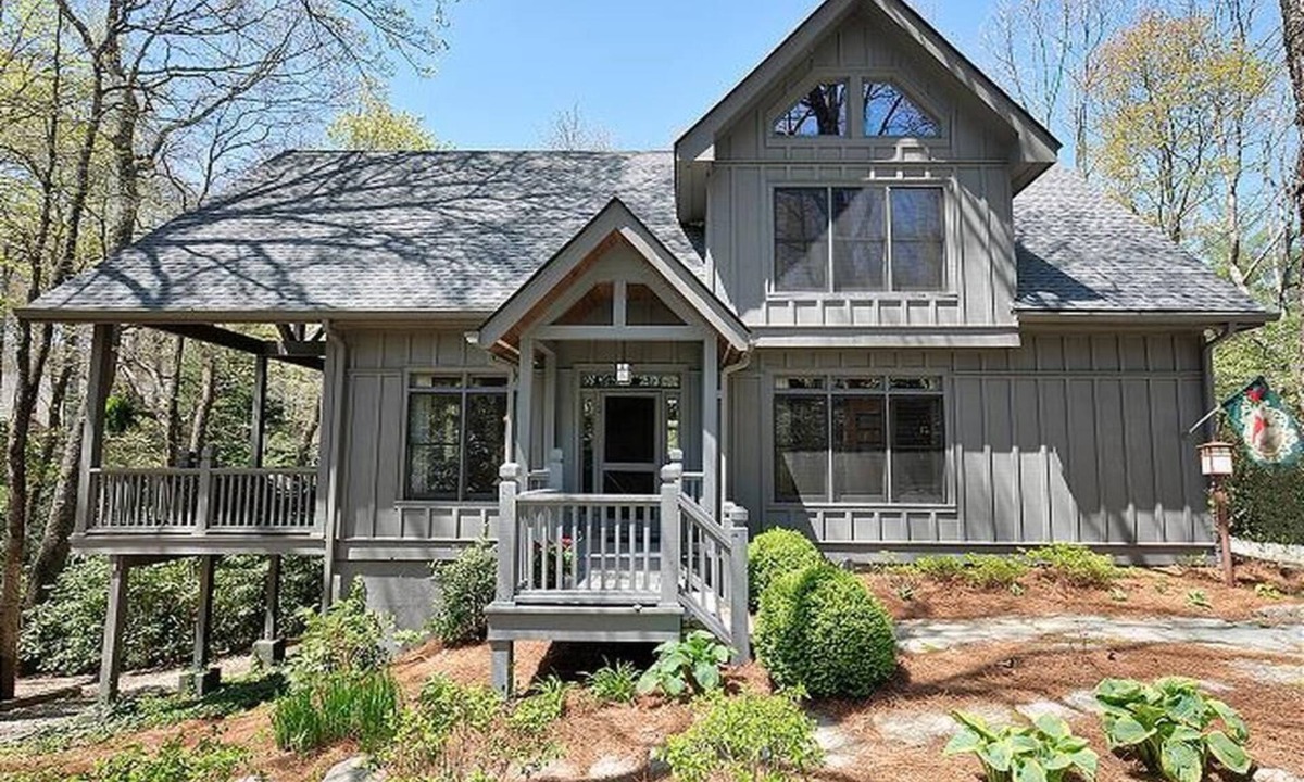Lake Toxaway Cottage | Heaven on Eleven - A charming three bedroom, three and a half bathroom home.