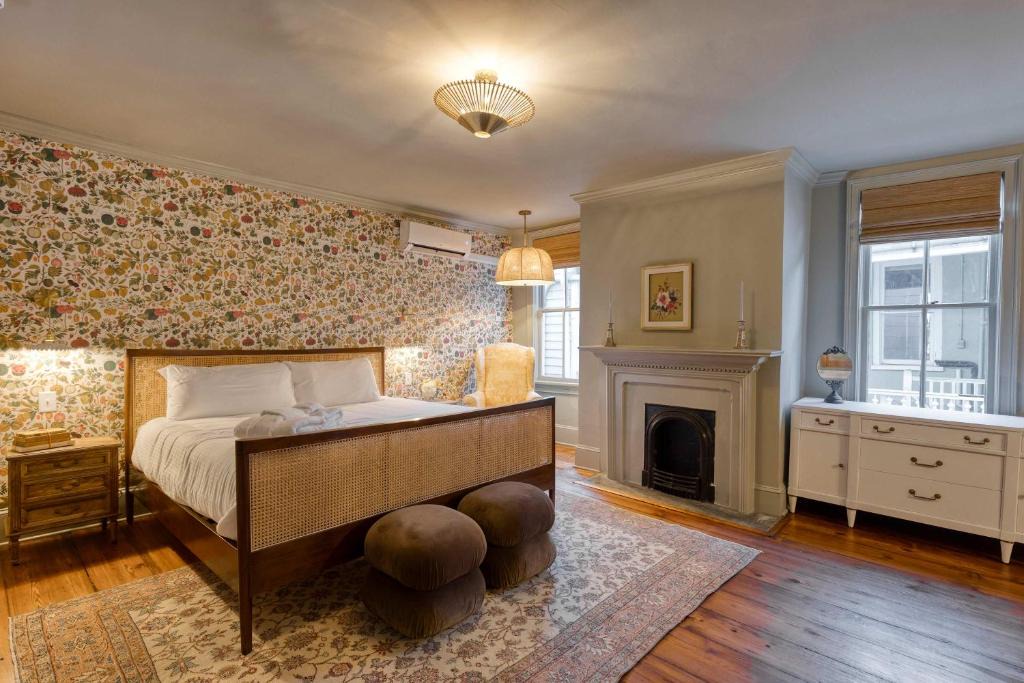 Harleston Village Bed & Breakfast | Historic B&B Veranda King Suite Walk to King