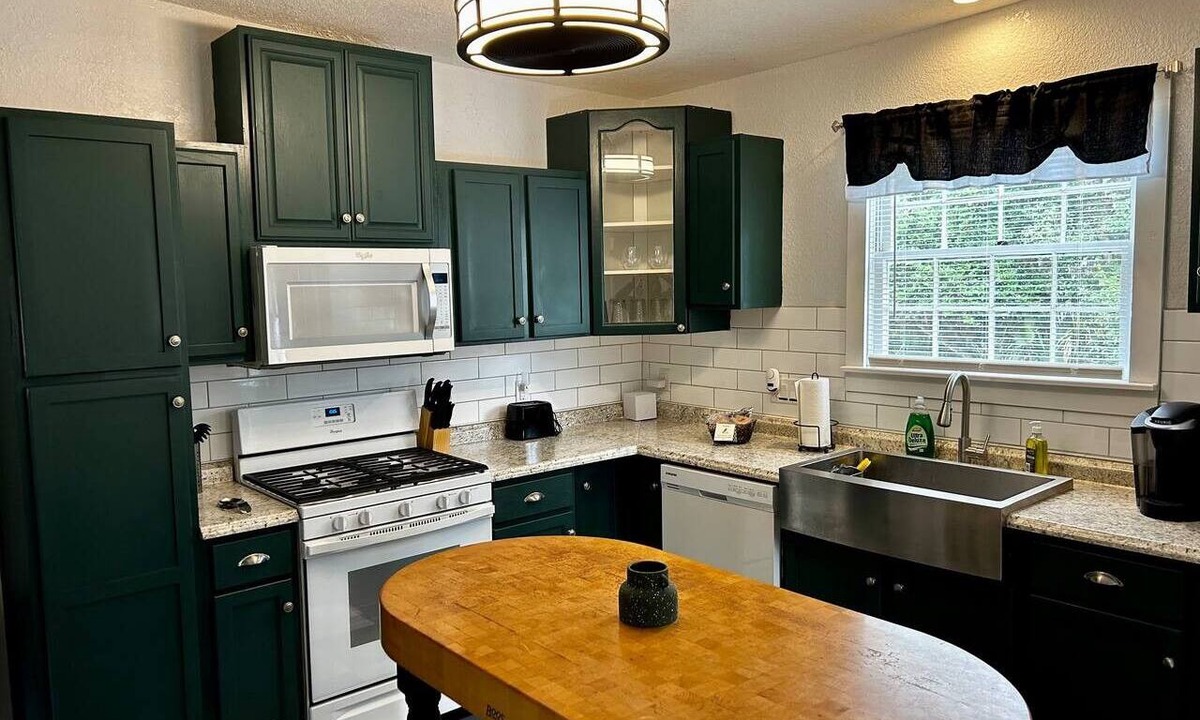 Historic District Apartment | Historic Downtown Apt with hot tub-walk downtown