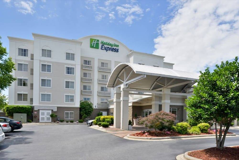 Mooresville Hotel | Holiday Inn Express Hotel & Suites Mooresville - Lake Norman, an IHG Hotel