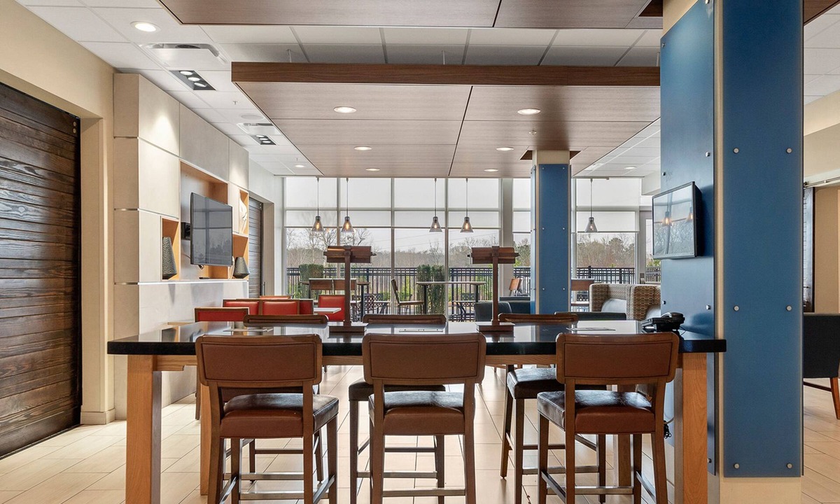 Macon Hotel | Holiday Inn Express & Suites Macon North by IHG