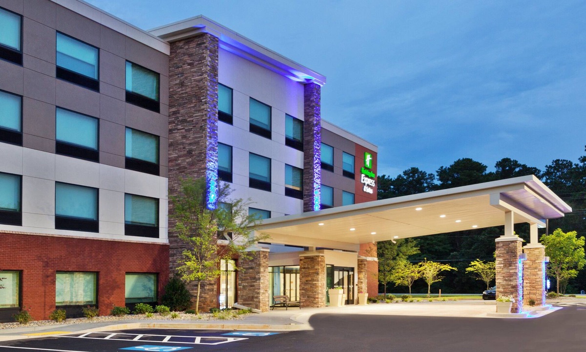 Fayetteville Hotel | Holiday Inn Express & Suites Fayetteville by IHG