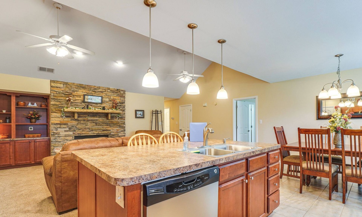Pigeon Forge Cottage | Home 2 Mi to Island in Pigeon Forge!