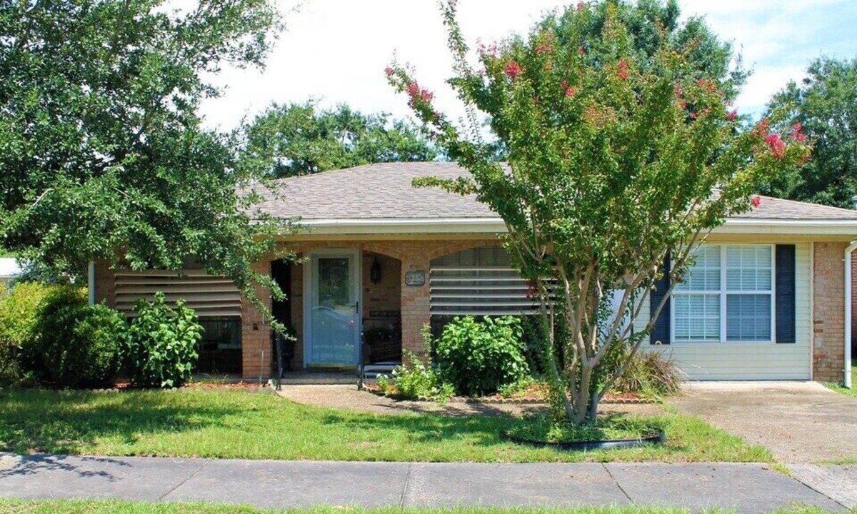 Gulfport House | Home away from home steps to the Beach!