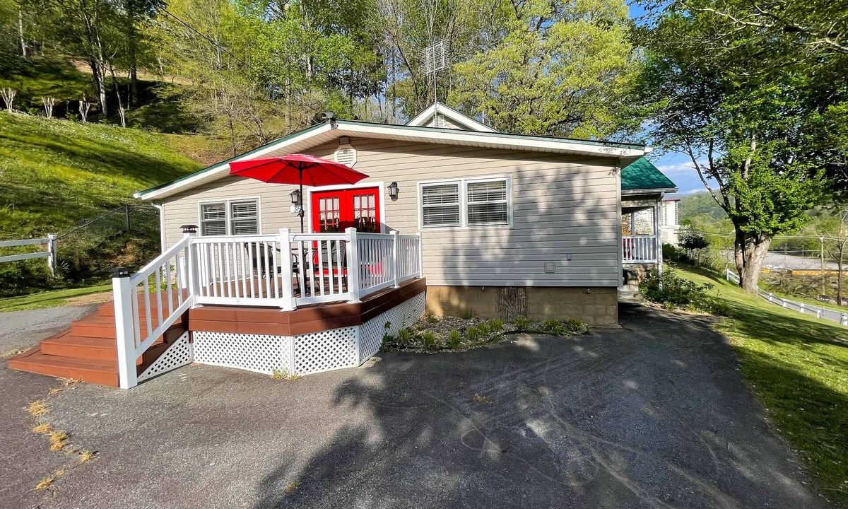 Cherokee Cottage | Hope's Cottage-Walk to the Casino! Wifi available & Motorcycle Friendly