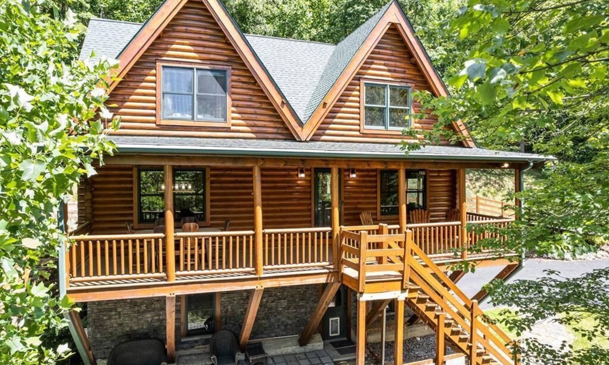 Waynesville Cabin | Hot Tub, Fiber-optic WiFi, Pool Table, Playground, EV charger. Cozy Log Cabin.