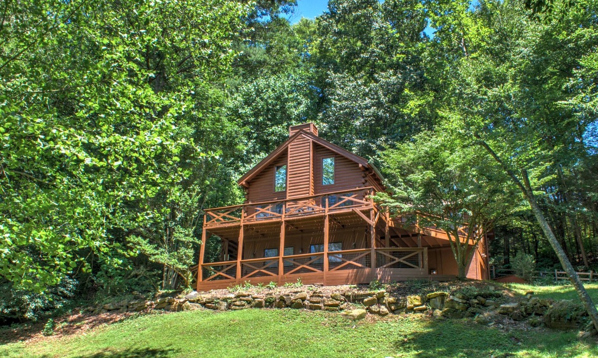Waynesville Cabin | Hot Tub, Pool Table & Fireplace + Biltmore Pass | Pet-Friendly Mountain Stay