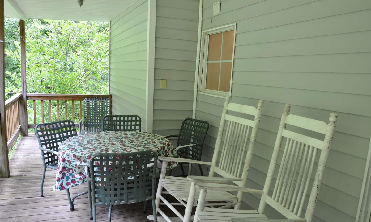 Hot Springs Cottage | HOT TUB~PRIVATE CREEKSIDE~WALK TO TOWN~