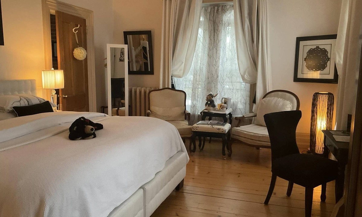 Sherbrooke Bed & Breakfast | Ile De Garde B&B