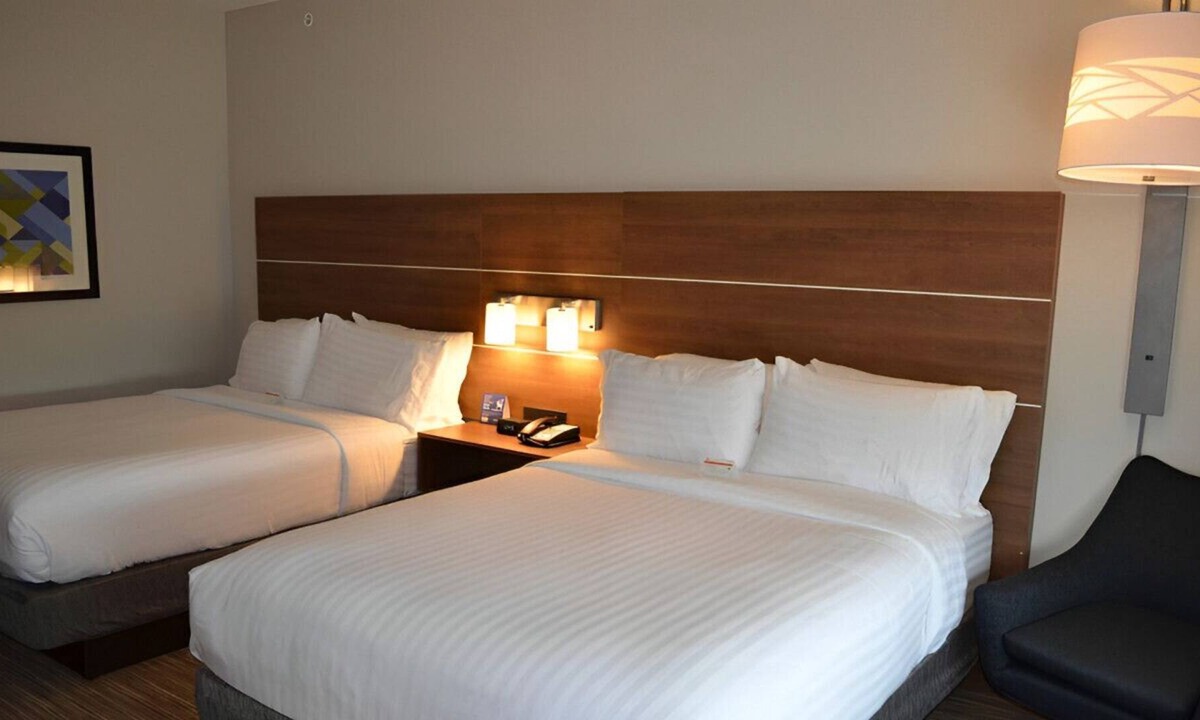 University Place House | Incredibly Cozy Suite for Groups!Free Breakfast