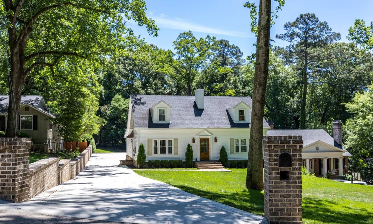 Macon House | Ingleside Luxury Home | 4br | Office + Gym
