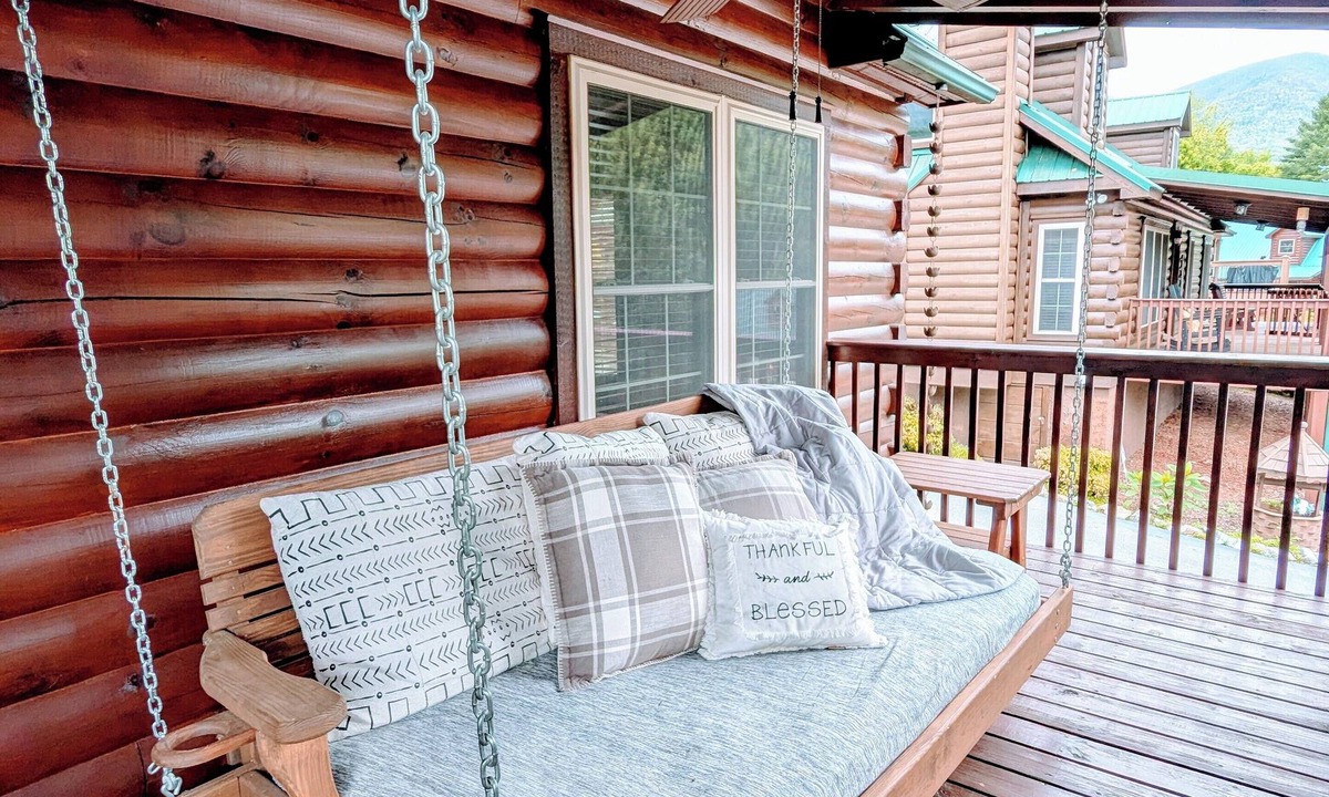 Stoney Ridge Cabin | "Inn the Valley" New/Dog friendly/Cabin/Elk/Hot Tub/Shuffleboard/Gas Fireplace