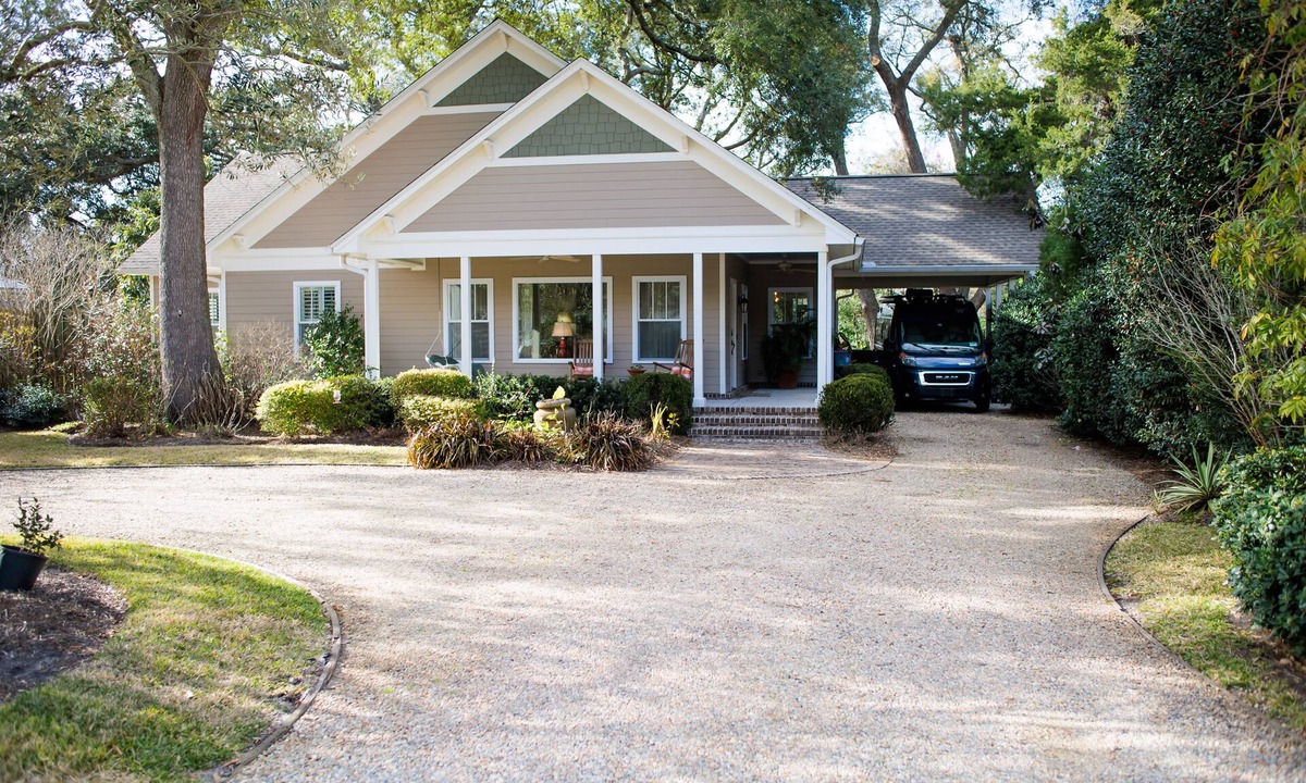 Saint Simons Island Cottage | Island Getaway with Hot Tub Short Walking Distance to Village Pier-Dog Friendly
