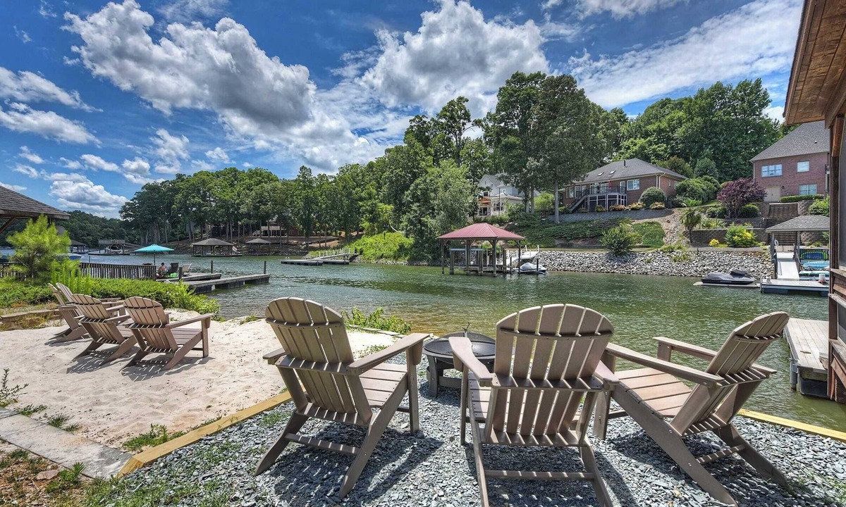 Lake Norman of Catawba Cottage | Island Point by Avantstay Sleeps 18 Dock