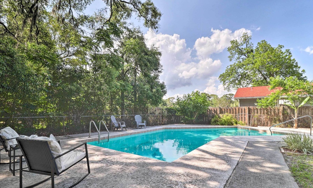 Lake Forest House | Jacksonville Retreat w/ Pool & Yard - 3 Mi to Zoo!