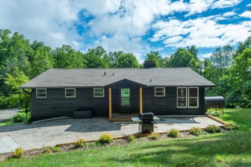 Waynesville House | Kamp Wildcat - Family Retreat, Fire Pit, Grill, and 4 Acres!