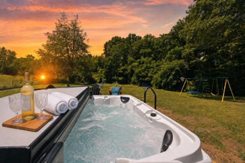 Watkinsville House | King Beds, Hot Tub, Massage Chair, Fire Pit, Big Yard