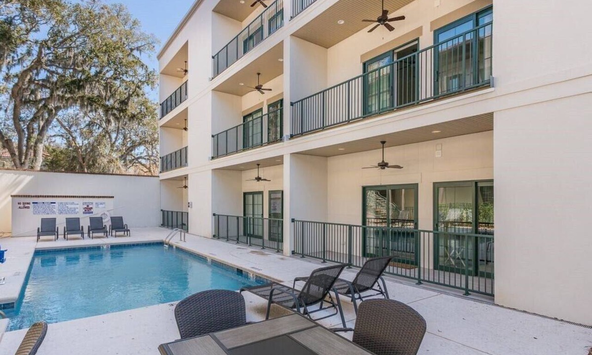 King City Condo | King one-bedroom condo w/pool in the SSI Village area Unit 2301
