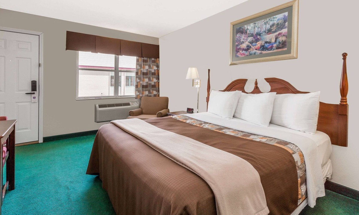 Peru Hotel | Knights Inn Peru