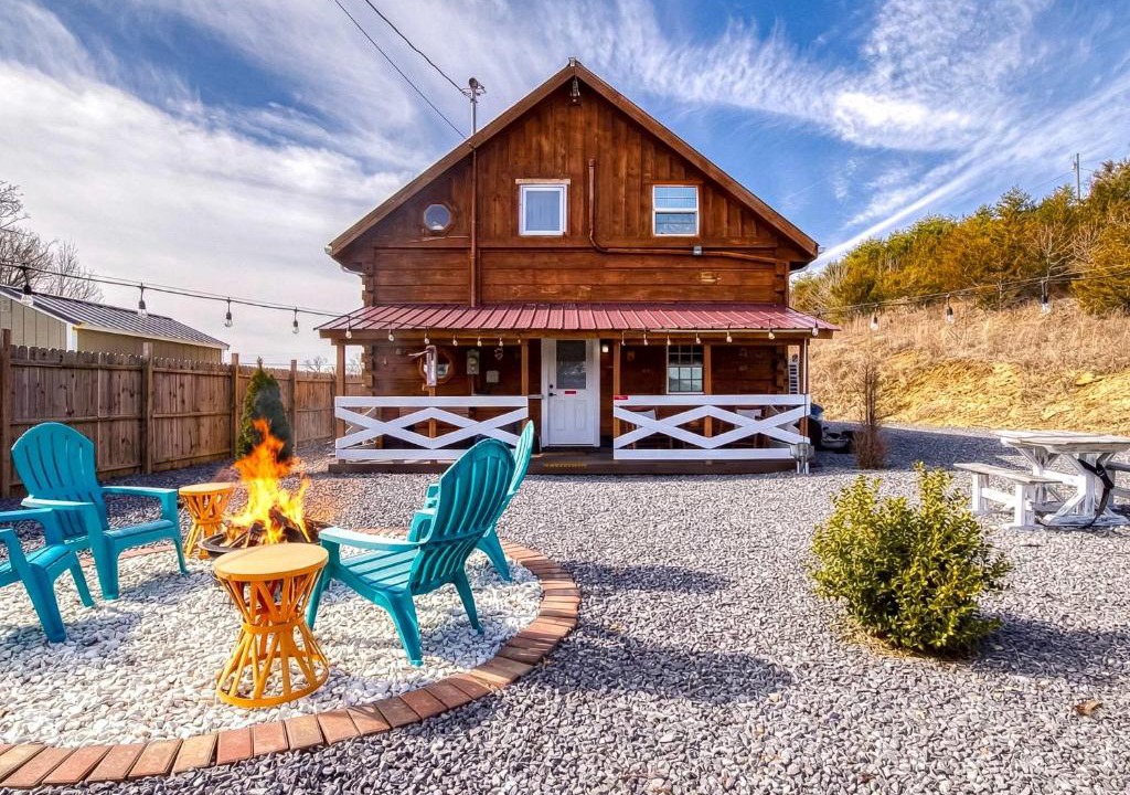 Kodak House | Kodak Log Cabin Fire Pit Near Dollywood & Smokies