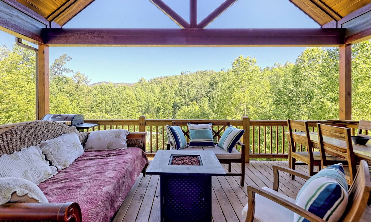 Clarkesville Cabin | Lake Burton Cabin Retreat: 3 Private Acres, Hot Tub, and Dog-Friendly!