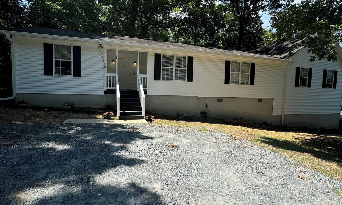 Macon House | Lake Tobo Bungalow-Charming 3-bedroom house in beautiful Macon next to the lake!