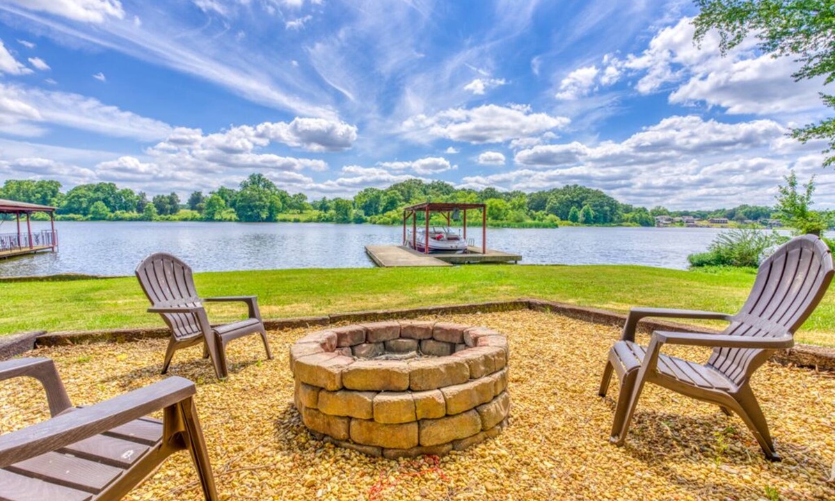 Muscle Shoals House | Lakefront Retreat, Sleeps 16 - Pets, Games & Golf