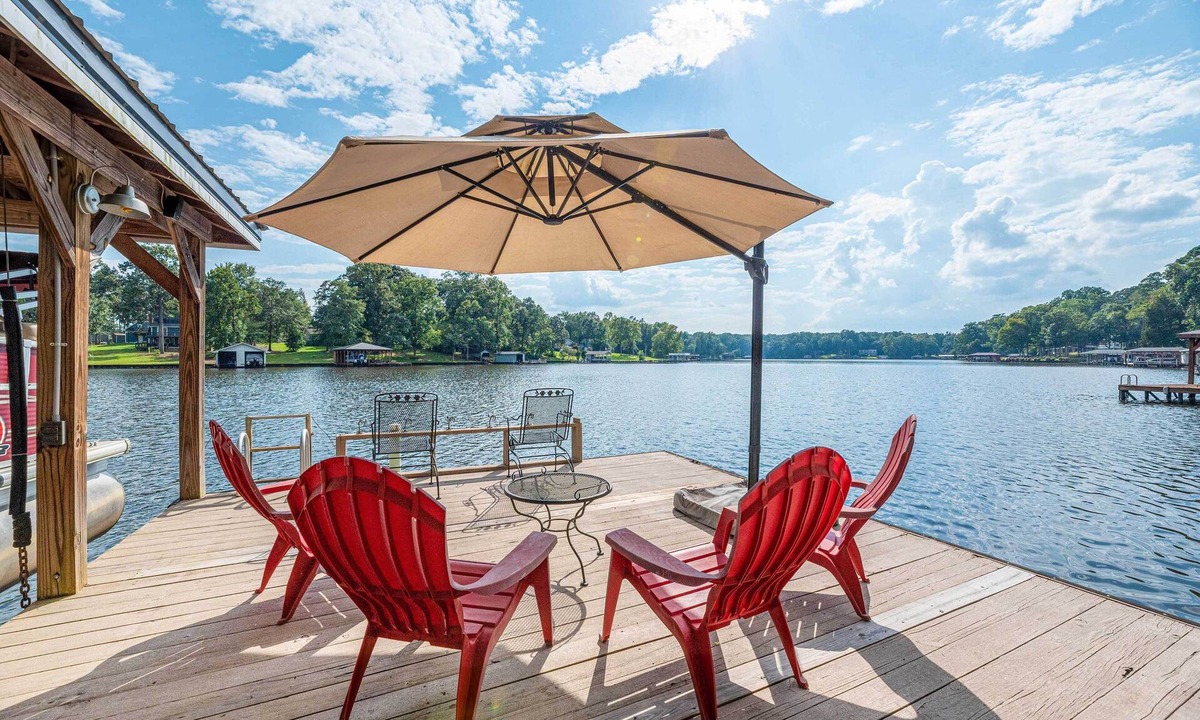 Eatonton House | Lakefront Retreat w/Deep Water + Great Views!