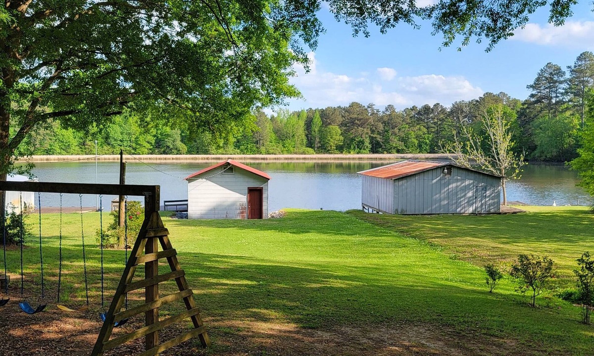 Guntersville Cottage | Lakeside Cottage on Lake Guntersville. No Pets and non smoking rental.
