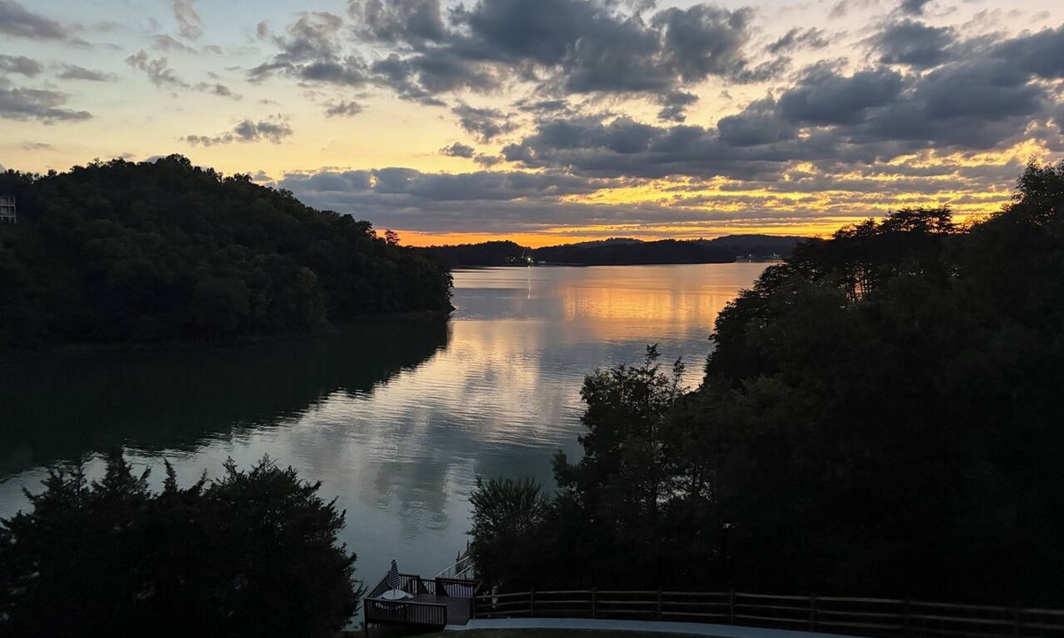Sevierville House | Lakeside Point on Douglas Lake. Year-Round Water Views/Dock/Hot Tub/Game Room