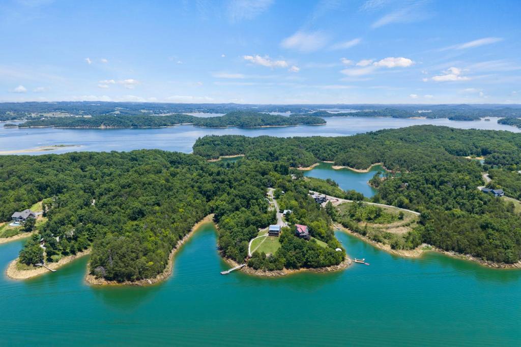 Sevierville House | Lakeside Point on Douglas Lk Dock Hot Tub Retreat